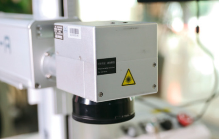 Ультрафиолетовый лазерный маркер в конвейерной линии MUV15-A-A